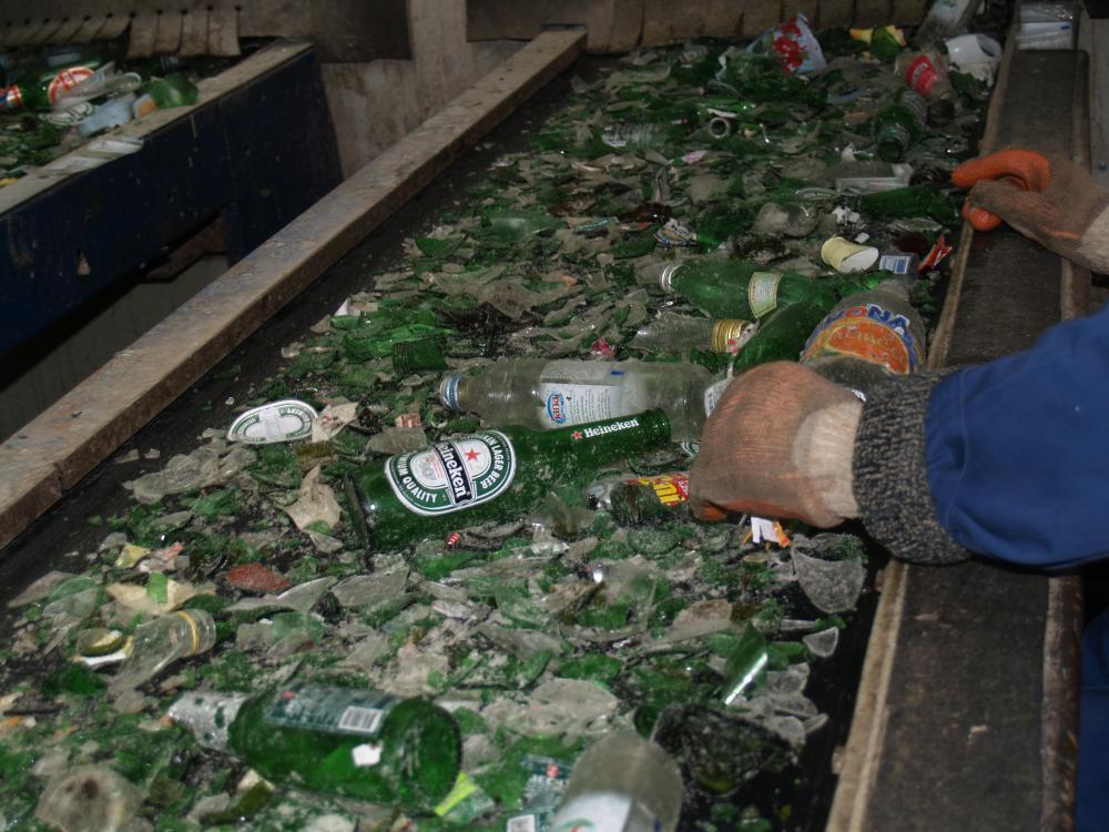 na tekočem traku se najprej odstranijo nečistoče (les, plastični in pločevinasti pokrovčki, keramika…